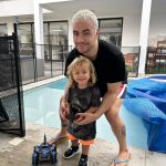 Luccas Neto Instagram - Só lembro da época dos vídeos abrindo brinquedo kkkk agora tenho que abrir brinquedo pro meu filho 🥹 Arrasta pro lado pra ver se o carrinho de controle remoto funcionou na água!