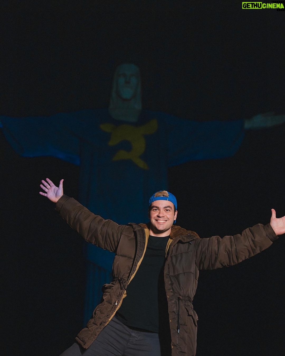 Luccas Neto Instagram - O dia que o Cristo Redentor vestiu a camisa do Aventureiro Azul đ Um momento histĂłrico! De muita uniĂŁo com o objetivo de proporcionar uma experiĂȘncia Ășnica para crianças de todo o Brasil! Pensando nisso, em nome da Luccas Toon e tambĂ©m do SantuĂĄrio Cristo Redentor, iremos levar 300 crianças em vulnerabilidade social atendidas pela Pastoral do Menor para assistir ao filme âOs Aventureiros: A Origemâ no cinema! Sempre repito que aqui vocĂȘ pode viver o seu sonho. Hoje, mais do que nunca, digo para todos vocĂȘs que sonhos podem se tornar realidade!!!! Valeeeeeu đ