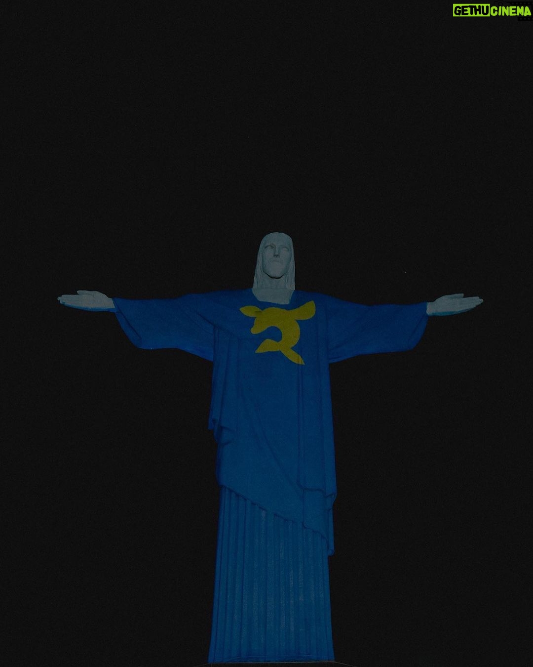 Luccas Neto Instagram - O dia que o Cristo Redentor vestiu a camisa do Aventureiro Azul đ Um momento histĂłrico! De muita uniĂŁo com o objetivo de proporcionar uma experiĂȘncia Ășnica para crianças de todo o Brasil! Pensando nisso, em nome da Luccas Toon e tambĂ©m do SantuĂĄrio Cristo Redentor, iremos levar 300 crianças em vulnerabilidade social atendidas pela Pastoral do Menor para assistir ao filme âOs Aventureiros: A Origemâ no cinema! Sempre repito que aqui vocĂȘ pode viver o seu sonho. Hoje, mais do que nunca, digo para todos vocĂȘs que sonhos podem se tornar realidade!!!! Valeeeeeu đ