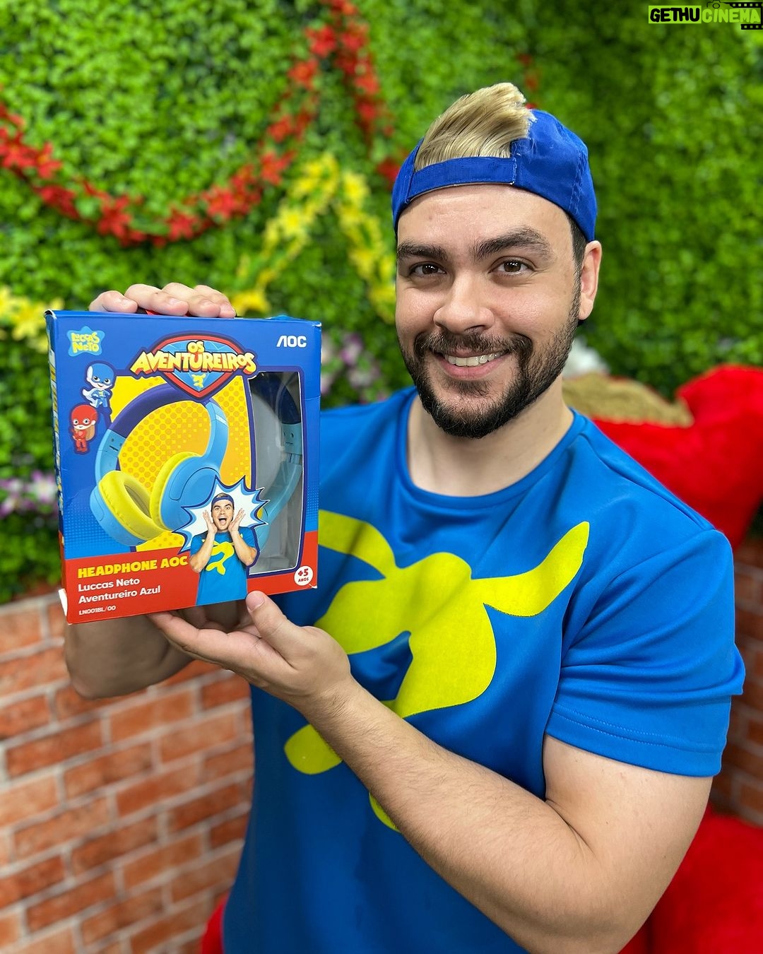 Luccas Neto Instagram - Papais e mamães super jovens! Olha que demais: chegou o fone de ouvido dos Aventureiros! Com proteção para o ouvido das crianças, bateria de looooooonga duração e adesivos incríveis para customizar! Perfeito para os pequenos assistirem filmes, séries, desenhos e, claro, muito Luccas Neto!! Valeeeeu!! 💙 *publi