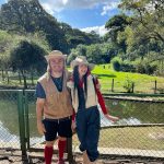 Luccas Neto Instagram - TENHO UMA NOTÍCIA INCRÍVEL PRA DAR PRA VOCÊS!!! Eu e a Gi visitamos o @zoosaopaulo e deixamos váaaaarias surpresas especiais pra vocês por lá!!! Ficou curioso? Dá uma olhadinha nas redes deles e já aproveita esse final de semana pra fazer uma visita. É hora de Zooventuras com os Aventureiros e o Luccas Neto no Zoo SP! 💙