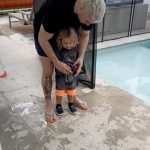 Luccas Neto Instagram - Só lembro da época dos vídeos abrindo brinquedo kkkk agora tenho que abrir brinquedo pro meu filho 🥹 Arrasta pro lado pra ver se o carrinho de controle remoto funcionou na água!