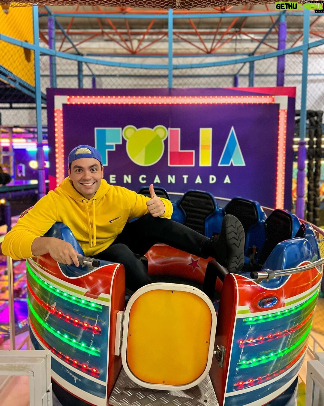 Luccas Neto Instagram - Meu aniversário chegou e virou até filme. E, pra deixar tudo mais incrível, fizemos uma festa maravilhosa no @foliaencantada. Dá uma olhada no perfil deles e tenha uma festa igual à minha!!! E só lembrando que Luccas Neto em: O Meu Aniversário já está disponível nas melhores plataformas digitais!!!
