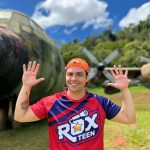 Luccas Neto Instagram – Tá vindo aí o Acampamento de Férias 4! E várias cenas do meu novo filme foram gravadas lá no @fazendagamelaecoresort (um lugar lindo para toda a família curtir). Spoiler: essa cena foi durante a gravação de um dos clipes, precisávamos de um avião e lá tem VÁRIOS (incluindo uma tirolesa ENORME que sai de dentro de um avião igual a esse da foto). Dá uma conferida no perfil deles! E fica de olho que já já o Acamp 4 tá chegando 👀