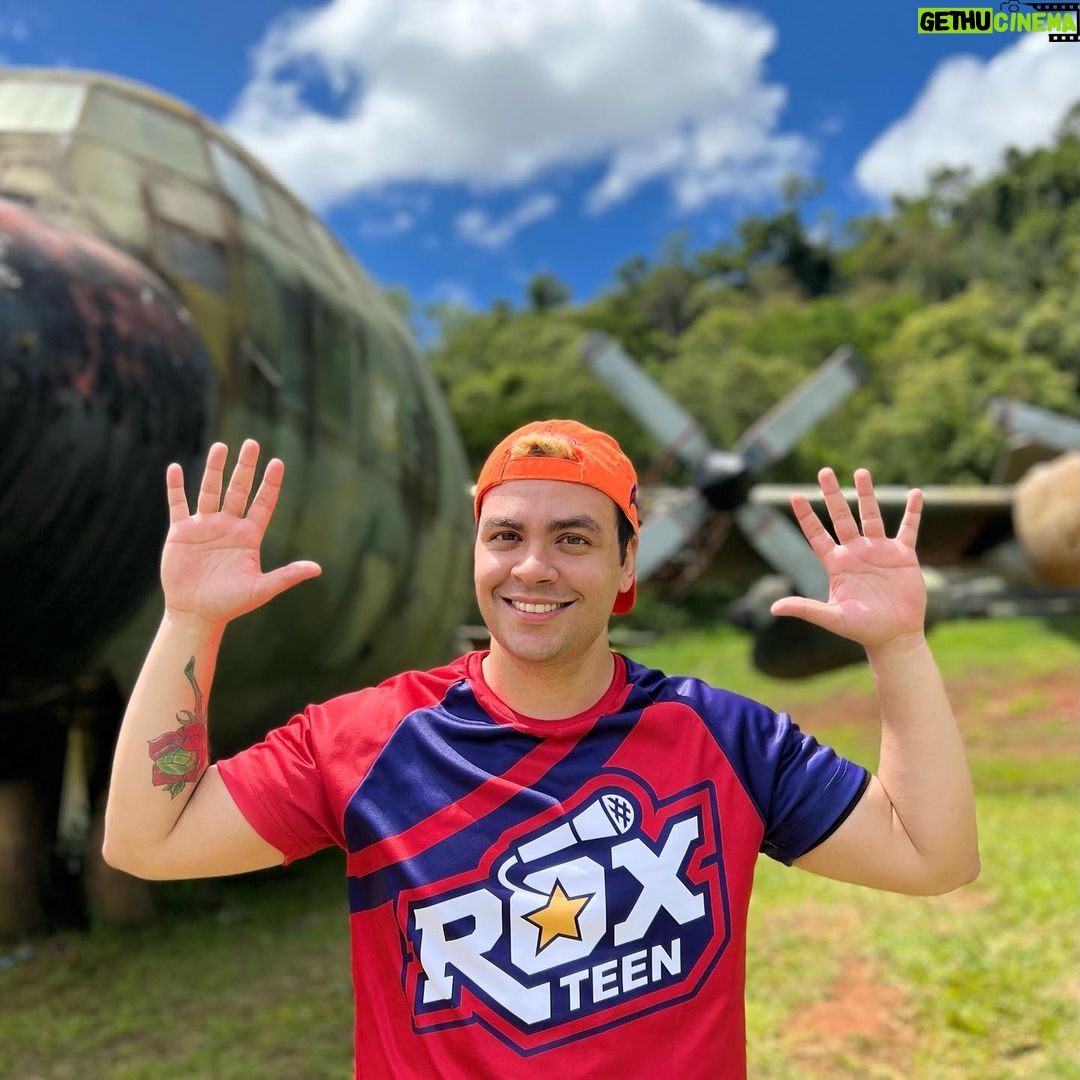 Luccas Neto Instagram - Tá vindo aí o Acampamento de Férias 4! E várias cenas do meu novo filme foram gravadas lá no @fazendagamelaecoresort (um lugar lindo para toda a família curtir). Spoiler: essa cena foi durante a gravação de um dos clipes, precisávamos de um avião e lá tem VÁRIOS (incluindo uma tirolesa ENORME que sai de dentro de um avião igual a esse da foto). Dá uma conferida no perfil deles! E fica de olho que já já o Acamp 4 tá chegando 👀