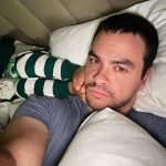 Luccas Neto Instagram – Como que dorme assim ??? Quando filho pede pra dormir na cama dos pais… vai ser tranquilo!!