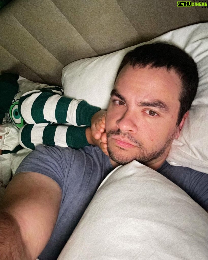Luccas Neto Instagram - Como que dorme assim ??? Quando filho pede pra dormir na cama dos pais… vai ser tranquilo!!