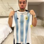 Luccas Neto Instagram - Era pra ser do Brasil 😮‍💨 mas essa vitória da Argentina serviu pra lembrar que sou o único do mundo que tem uma camisa da Argentina autografada pelo Ronaldo Fenômeno na coleção kkkkk