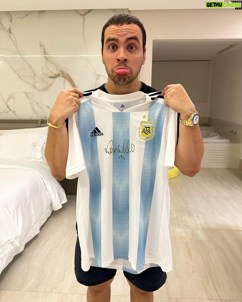 Luccas Neto Instagram - Era pra ser do Brasil 😮‍💨 mas essa vitória da Argentina serviu pra lembrar que sou o único do mundo que tem uma camisa da Argentina autografada pelo Ronaldo Fenômeno na coleção kkkkk