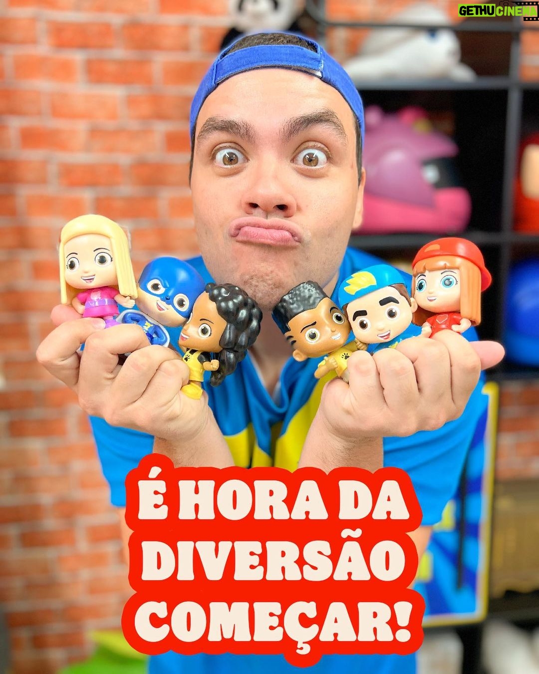 Luccas Neto Instagram - Papais e mamães, o momento tão aguardado chegou! Os brinquedos dos aventureiros já estão disponíveis no combo do King Jr! E podem ser encontrados no BK mais próximo de você! #publi @burgerkingbr