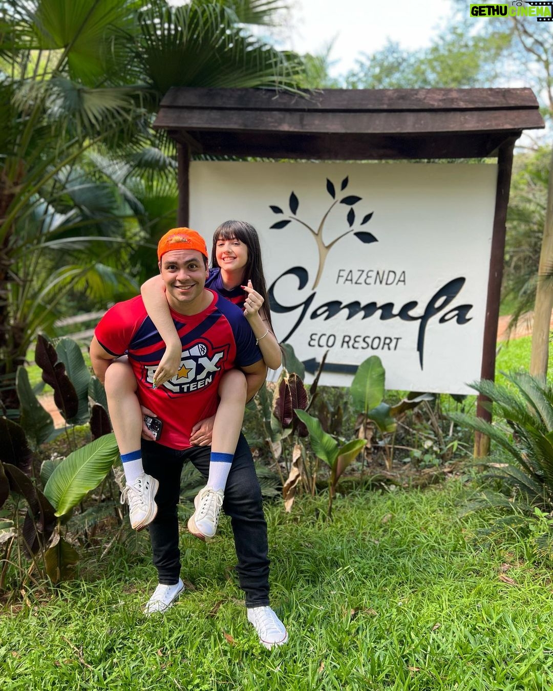 Luccas Neto Instagram - Vocês já conhecem a @fazendagamelaecoresort? É um lugar INCRÍVEL com atividades para toda a família! Foi lá onde gravamos várias cenas iradas do meu novo filme Acampamento de Férias 4! Deem uma conferida no perfil deles, tá cheio de novidades para as férias 💙