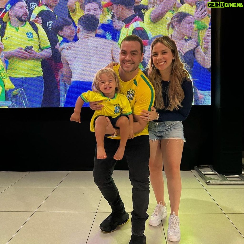 Luccas Neto Instagram - Mamãe e filho felizes que o jogo do Brasil não tá sendo dentro de casa… arrasta pro lado pra ver os monstros!