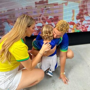 Luccas Neto Instagram - Nesse momento o Luke chorou de emoção pq vimos juntos nosso primeiro gol do Brasil em uma copa do mundo! 🥺 Kkkkkkk MENTIRINHA! Ele tava chorando pq o pai enfiou 300 amigos em casa pra ver o jogo 😂