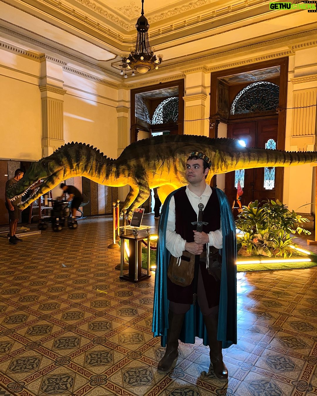Luccas Neto Instagram - Príncipe Lu e a Lenda do Dragão chega aos cinemas agora dia 25 de Janeiro!!! E pra quem já quer sentir um gostinho desse reino encantado, algumas cenas do filme foram gravadas no Museu de Ciências da Terra, localizado no bairro da Urca, no Rio de Janeiro! A entrada é GRATUITA e todos são mais que bem-vindos. Que tal fazer uma visita e passar pelos mesmos lugares que o Príncipe Lu, a Princesa Encantada e a Guerreira Mascarada passaram e se divertir bastante com toda a família? O @cienciasdaterramuseu funciona de quarta a sábado, das 10h às 16h! Valeeeeeu 💙