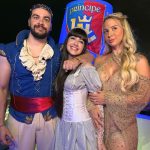 Luccas Neto Instagram - Deixa eu explicar o meu ano novo kkk NADA DE BRANCO! Fizemos com tema medieval pra comemorar o lançamento no CINEMA esse ano (25/01/24) do filme Príncipe Lu e a Lenda do Dragão que é um filme TODO MEDIEVAL! Passamos a virada do ano vibrando pelo sucesso desse filme!