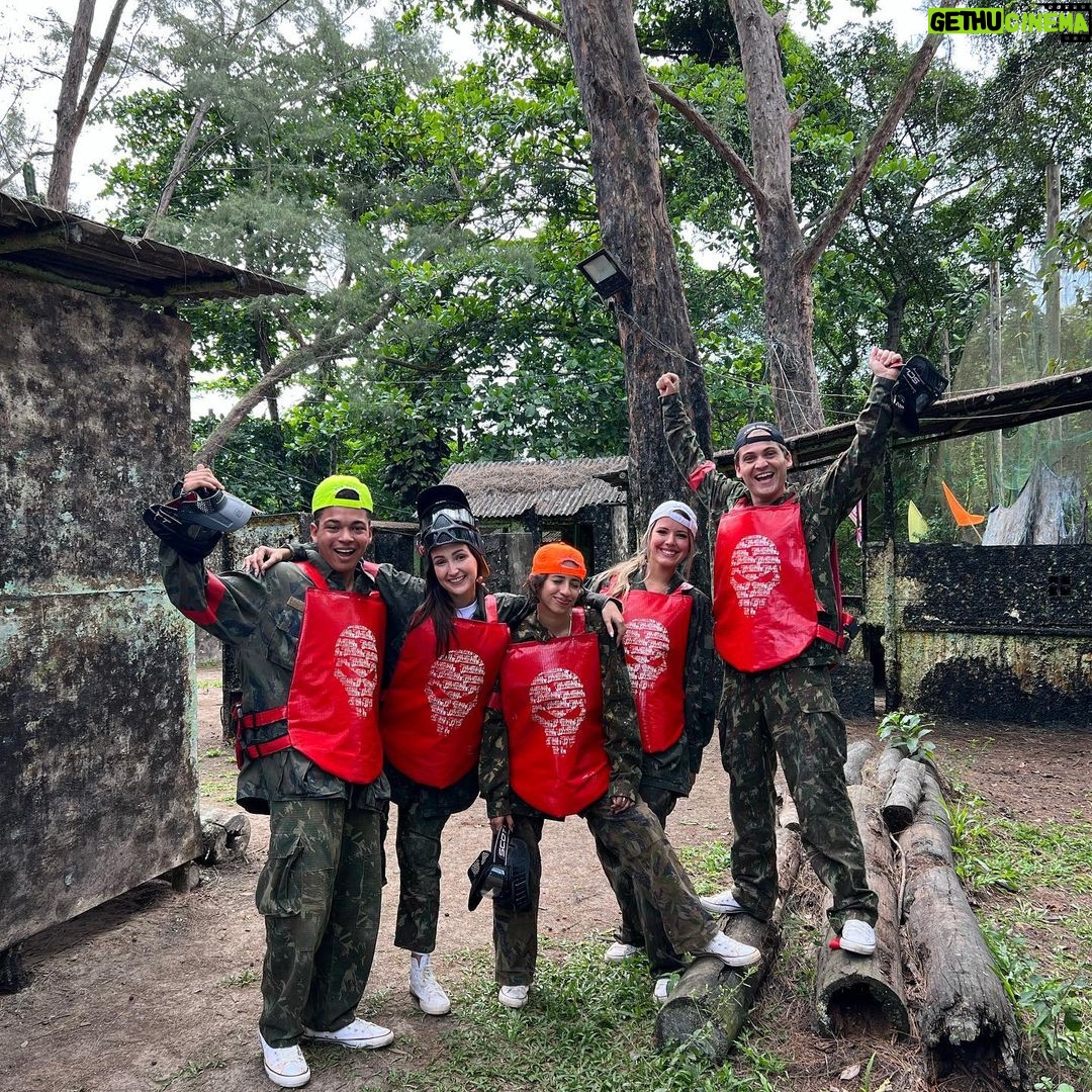 Luccas Neto Instagram - Saiu o Acampamento de Férias 4 e tivemos uma cena incrível gravada no Zona Urbana Paintball!!! Pra quem ama diversão e adrenalina, é um local imperdível para visitar e viver momentos únicos!!! Toda a equipe foi maravilhosa e só tenho a agradecer, obrigado por tudo! Aproveitem também pra visitar o perfil deles e marcar uma visita! Tenho certeza que você vai se sentir dentro de uma gincana do Acampamento de Férias 4! @zona_urbana_paintball @zonaurbanamultigames