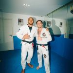 Luccas Neto Instagram - Ontem fui recebido pelo @luccasneto para um treininho na casa dele. Foi irado poder dividir o tatame com vocês, obrigado pela recepção galera 🙌🏻 é incrível ver como o jiu jitsu não é somente para quem quer competir. é, na realidade, um esporte para todos e que transcende estilos de vida diferentes, idades e propósitos 📸: @triangulo_filmes @carolinademper -- @kingzkimonos @rvcasport