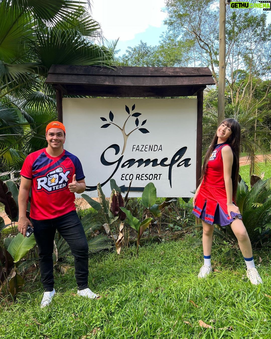 Luccas Neto Instagram - Vocês já conhecem a @fazendagamelaecoresort? É um lugar INCRÍVEL com atividades para toda a família! Foi lá onde gravamos várias cenas iradas do meu novo filme Acampamento de Férias 4! Deem uma conferida no perfil deles, tá cheio de novidades para as férias 💙
