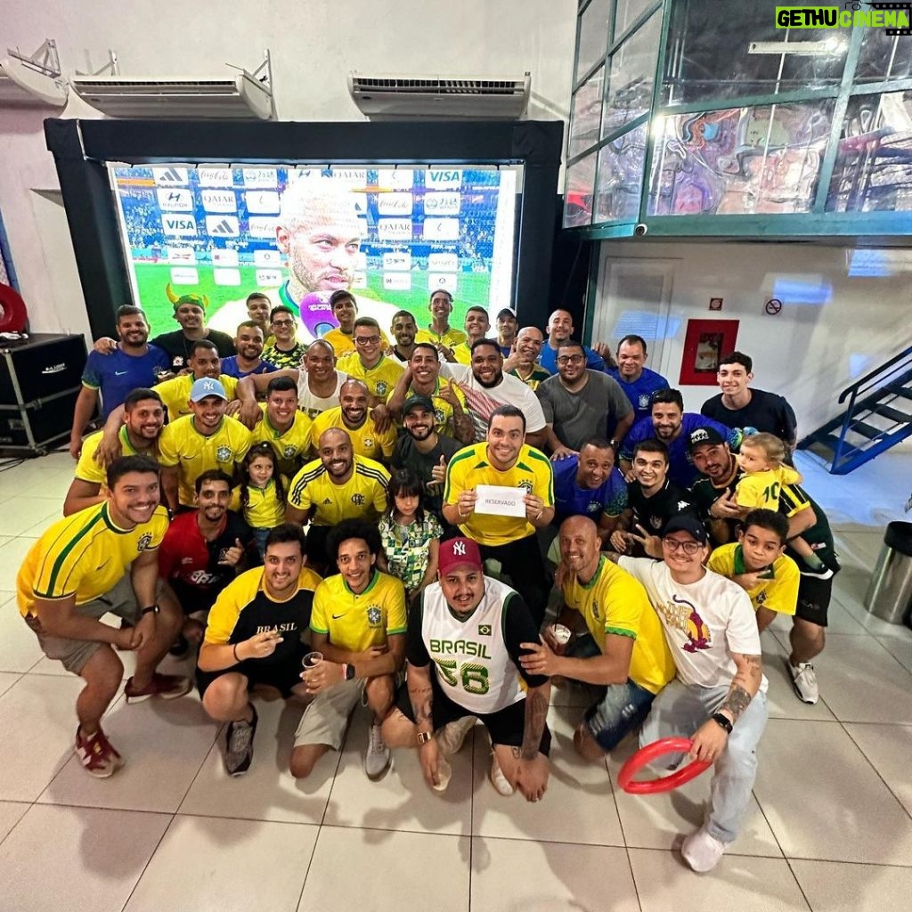 Luccas Neto Instagram - Mamãe e filho felizes que o jogo do Brasil não tá sendo dentro de casa… arrasta pro lado pra ver os monstros!