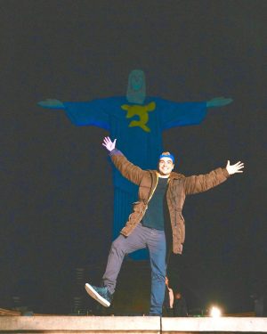 Luccas Neto Instagram - O Cristo Redentor já vestiu a roupa do Av Azul! E eu que paguei sozinho 😅 Príncipe Lu e a lenda do dragão é o meu novo filme que lança no cinema em Janeiro/2024! O que será que vamos fazer para divulgar o filme? 😏