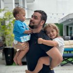 Luccas Neto Instagram – 32 anos e 2 filhos nas costas