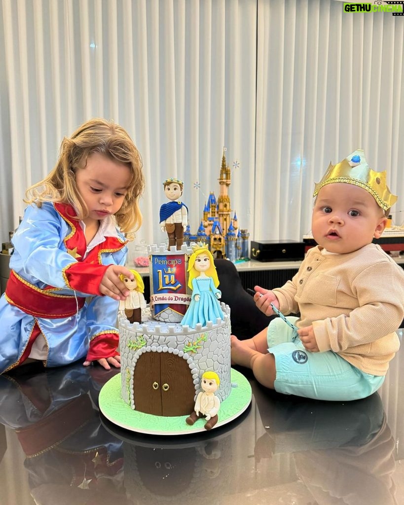 Luccas Neto Instagram - Príncipe Lu e a Lenda do Dragão já virou tema de festa de aniversário kkkkk 9 meses de Anakin! Dia 35 de janeiro em todos os CINEMAS