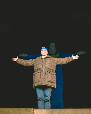 Luccas Neto Instagram - O Cristo Redentor já vestiu a roupa do Av Azul! E eu que paguei sozinho 😅 Príncipe Lu e a lenda do dragão é o meu novo filme que lança no cinema em Janeiro/2024! O que será que vamos fazer para divulgar o filme? 😏