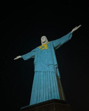 Luccas Neto Instagram - O Cristo Redentor já vestiu a roupa do Av Azul! E eu que paguei sozinho 😅 Príncipe Lu e a lenda do dragão é o meu novo filme que lança no cinema em Janeiro/2024! O que será que vamos fazer para divulgar o filme? 😏