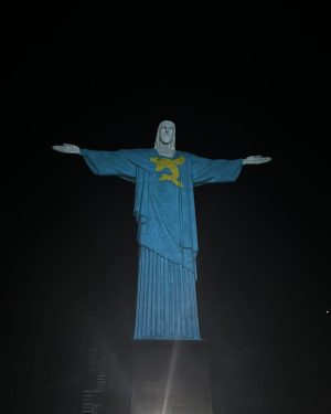 Luccas Neto Instagram - O Cristo Redentor já vestiu a roupa do Av Azul! E eu que paguei sozinho 😅 Príncipe Lu e a lenda do dragão é o meu novo filme que lança no cinema em Janeiro/2024! O que será que vamos fazer para divulgar o filme? 😏