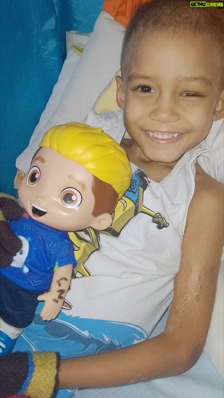 Luccas Neto Instagram - Esse é o Henrique, um aventureiro muito forte que tá passando por um momento difícil. O sonho dele era conhecer o Luccas Neto e, como aqui você pode viver o seu sonho, fiz uma ligação pra ele pra conversar com o meu novo amigo! Obrigado pelo carinho, Henrique! Acredite sempre nos seus sonhos porque eles podem se tornar realidade!!! 💙
