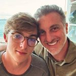 Luciano Huck Instagram – Hoje é o dia dele. Pensem em um cara gente boa, carinhoso, inteligente, curioso, capaz de se virar em qq roda de conversa, querido por todos, com um humor só dele, boa companhia, amigo dos amigos e agora aluno da NYU, este é o aniversariante do dia; Parabéns Joaquim. 19 anos inundando nossa família com amor, alegrias e muito orgulho. Te amo, filho e feliz aniversário. Saude, saude e mais saude. ❤️🎂🚀