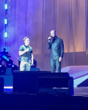 Luciano Pereyra Instagram - Los tiempos De Dios son perfectos! Y en menos de una semana me regaló escenarios, cantadas y abrazos con el!! 🙏🏽🙏🏽 Gracias @abelpintos por tu invitación, lo de anoche en #Velez fué haber estado en otro mundo lleno de amor que solo vos con tu música y tu inmensidad pueden lograr! Quedará en mi corazón para siempre!
Gracias a todo tu equipo por ser tan cálidos!
Te quiero y admiro MUCHO Y SIEMPRE!
Y que el próximo abrazo nos encuentre muy pronto!!
🙌🏽❤️