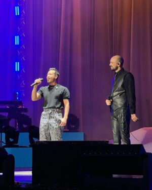 Luciano Pereyra Instagram - Los tiempos De Dios son perfectos! Y en menos de una semana me regaló escenarios, cantadas y abrazos con el!! 🙏🏽🙏🏽 Gracias @abelpintos por tu invitación, lo de anoche en #Velez fué haber estado en otro mundo lleno de amor que solo vos con tu música y tu inmensidad pueden lograr! Quedará en mi corazón para siempre!
Gracias a todo tu equipo por ser tan cálidos!
Te quiero y admiro MUCHO Y SIEMPRE!
Y que el próximo abrazo nos encuentre muy pronto!!
🙌🏽❤️