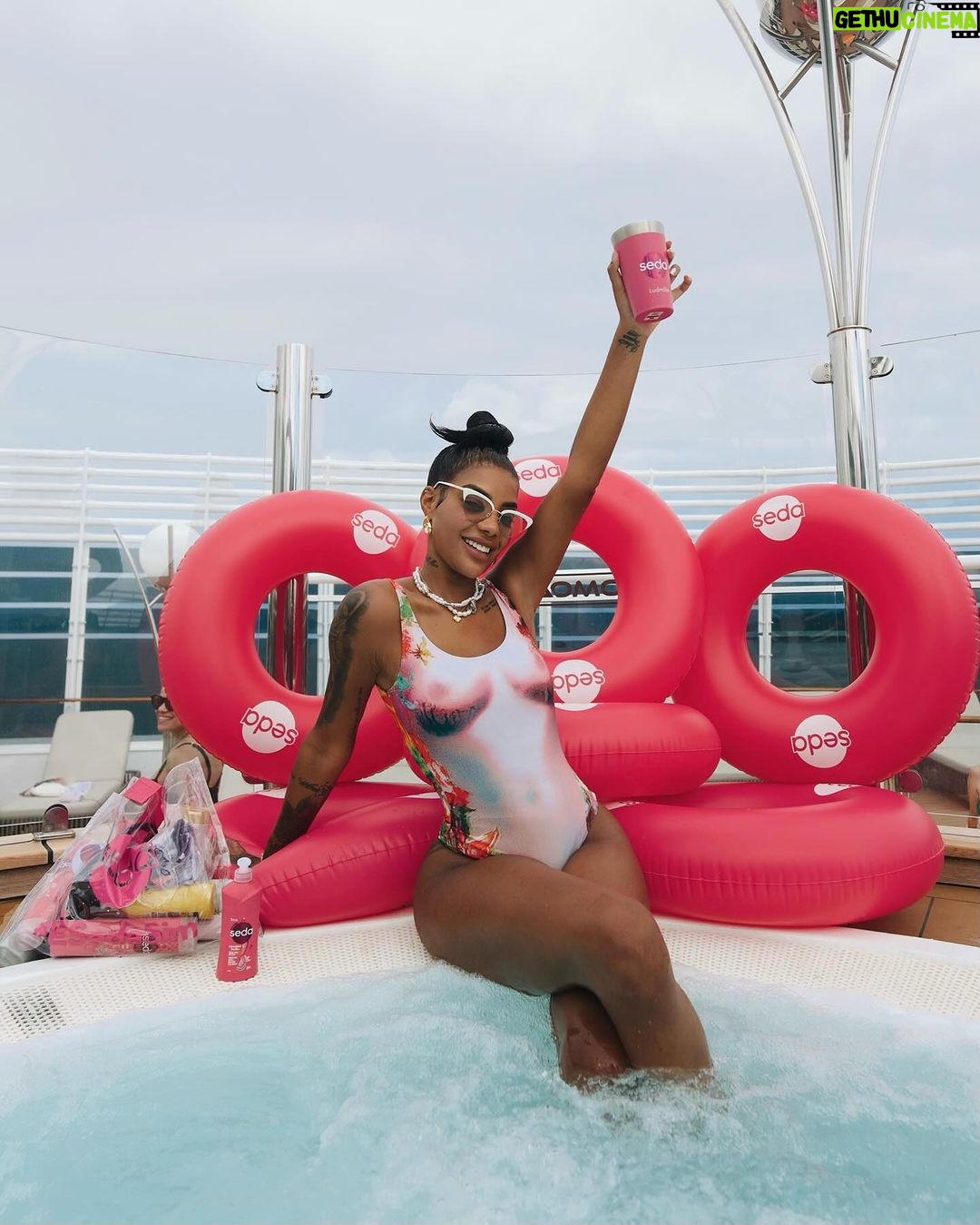 Ludmilla Instagram - A marca mais escolhida do Brasil em mais um projeto comigo e com muita coisa boa pra galera curtir, cuidar dos cabelos e aproveitar 😆 Ontem rolou até Pool Party e foi incrível!! @sedaoficial segue entregando tudo e proporcionando muita experiência em alto mar no Navio Numanice 🛳️💞 #publi #ÉSedaSim #SedaNumanice