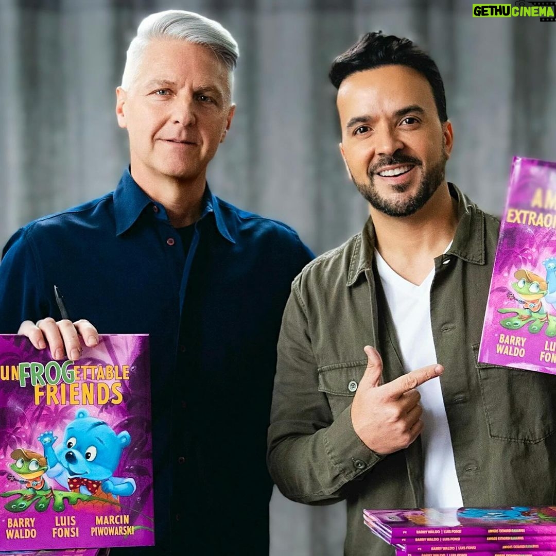 Luis Fonsi Instagram - En un afán de seguir explorando otras latitudes de su imaginación, Luis Fonsi ha decidido publicar su primer libro de corte infantil titulado ‘Amigos ExtraordiRANArios’ (’UnFROGettable Friends’, en inglés). En una entrevista en exclusiva con HOLA! AMÉRICAS el artista nos cuenta sobre los detalles de cómo nace esta idea de lanzar una publicación para niños, la cual está inspirada en su isla, sus raíces y que comparte con orgullo junto a sus pequeños, Mikaela, de 12 años y Rocco, de 7. 🔗 Link en bio para más 📸 @truco.photo / cortesía Luis Fonsi