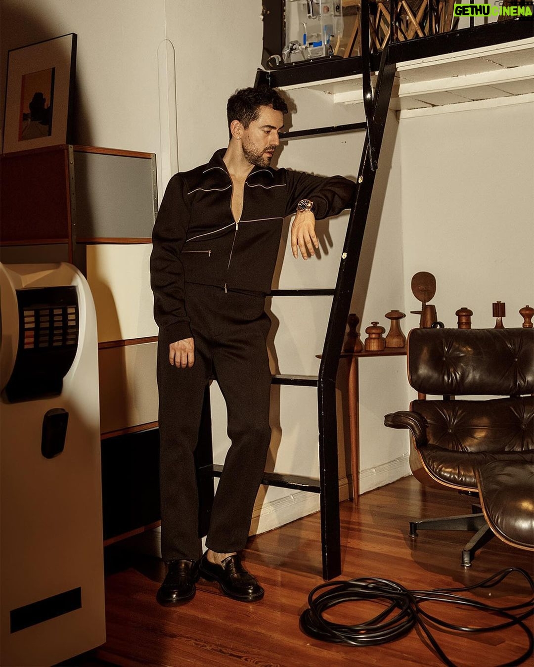 Luis Gerardo Méndez Instagram - @badhombremag / Diciembre 23 📷 @davidsuarezph Estilismo @wndrfl_somethingwonderful Grooming @jessicadiazmakeup Asistente de estilismo @lissetangeles Locación @galeria_cordoba Realización @ivan.estuardo Asistente de producción @zunshu Diseño @_rafapapi Dirección editorial @jimness Gracias querido @el_lanco.