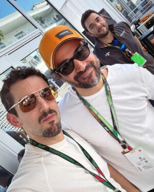 Luis Gerardo Méndez Instagram - Viejos amigos, socios, nuevas amistades y pérdida auditiva de alta frecuencia cortesía de la F1.
Good times. 
Number 1, yes, I go fast. 🏁