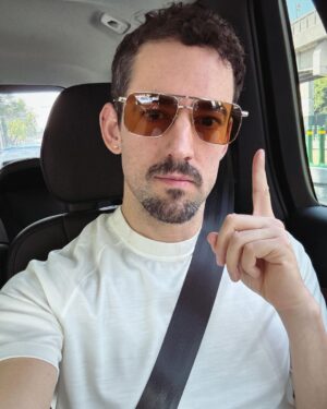 Luis Gerardo Méndez Instagram - Viejos amigos, socios, nuevas amistades y pérdida auditiva de alta frecuencia cortesía de la F1.
Good times. 
Number 1, yes, I go fast. 🏁