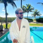Luis Gerardo Méndez Instagram – Voy a regalar dos noches en la Tiger Suite del resort Andaz Mayakoba. 
Esta increíble suite combina el lujo tropical con el sabor intenso del @mezcalojodetigre.
Podrías pasar dos noches allí, viviendo como una celebridad, bebiendo mezcal, nadando en tu piscina privada, y sintiéndote como el rey, reina o reine de la Riviera Maya.
Todo lo que tienes que hacer para ganar es darle like a este post, etiquetar a las 5 personas con las que te gustaría venir a vivir esta experiencia comentando en este post por qué te gustaría venir, seguir a @mezcalojodetigre y @andazmayakoba.mx en Instagram y listo. Quizás tu razón sea tan buena que incluso me haga llorar, o reír. ¡Quién sabe, lo decidiré al azar!
Así que, ¿qué esperas? Participa y comienza a soñar con esas dos noches en la Tiger Suite. Porque a veces, los sueños y los mezcales pueden volverse realidad. ¡Suerte!

(Incluye dos noches en la Suite Presidencial de Andaz Mayakoba. 
No incluye vuelos ni alimentos y bebidas.)

Anunciaremos al ganador el viernes 7 de julio a las 12pm.
Sujeto a disponibilidad.