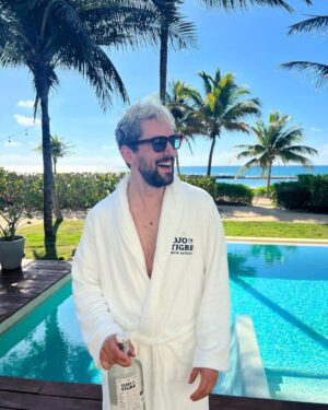 Luis Gerardo Méndez Instagram - Voy a regalar dos noches en la Tiger Suite del resort Andaz Mayakoba. 
Esta increíble suite combina el lujo tropical con el sabor intenso del @mezcalojodetigre.
Podrías pasar dos noches allí, viviendo como una celebridad, bebiendo mezcal, nadando en tu piscina privada, y sintiéndote como el rey, reina o reine de la Riviera Maya.
Todo lo que tienes que hacer para ganar es darle like a este post, etiquetar a las 5 personas con las que te gustaría venir a vivir esta experiencia comentando en este post por qué te gustaría venir, seguir a @mezcalojodetigre y @andazmayakoba.mx en Instagram y listo. Quizás tu razón sea tan buena que incluso me haga llorar, o reír. ¡Quién sabe, lo decidiré al azar!
Así que, ¿qué esperas? Participa y comienza a soñar con esas dos noches en la Tiger Suite. Porque a veces, los sueños y los mezcales pueden volverse realidad. ¡Suerte!

(Incluye dos noches en la Suite Presidencial de Andaz Mayakoba. 
No incluye vuelos ni alimentos y bebidas.)

Anunciaremos al ganador el viernes 7 de julio a las 12pm.
Sujeto a disponibilidad.