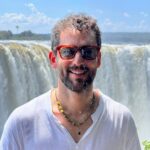 Luis Gerardo Méndez Instagram - Mosi-oa-Tunya. The smoke that thunders. También les dicen Victoria falls. El doble de altura de las del Niágara. Aquí llueve al revés. Mosi-oa-Tunya National Park