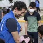 Luis Gerardo Méndez Instagram - Las personas refugiadas huyen de la violencia, de la guerra y de la persecución. Si pudieran elegir, no abandonarían su hogar. Imagínate que, de un momento a otro, tienes que dejar todo atrás y emprender un camino difícil para encontrar la protección que no tienes en tu país. El mundo debe conocer y sensibilizarse ante las historias de las personas refugiadas. Las personas refugiadas no son una amenaza, son personas amenazadas que al llegar al país, devuelven más de lo que reciben, no son una carga ni vienen a quitar oportunidades. Necesitan de nuestro apoyo para salir adelante. El trabajo humanitario y la solidaridad no conocen colores de pasaportes. Te invito a sumarte a esta noble causa siguiendo las redes de @acnurmx y, si está en tus posibilidades, donando en el link de mi perfil. 🤍