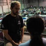 Luis Gerardo Méndez Instagram - Las personas refugiadas dejan su hogar huyendo de la guerra, la violencia y la persecución. Ellas recorren un largo camino para llegar a un lugar seguro, y una vez que lo encuentran, pueden volver a soñar. Luis Gerardo Méndez es embajador de buena voluntad en ACNUR, la Agencia de la #ONU para los Refugiados @acnurmx y en exclusiva, nos cuenta las historias conmovedoras de personas refugiadas que conoció en #Tijuana que han hecho de México su nuevo hogar. Si quieres conocer estas historias te invitamos a que leas la nota completa en nuestro sitio. 📸: @toyasjordan #EsquireMx