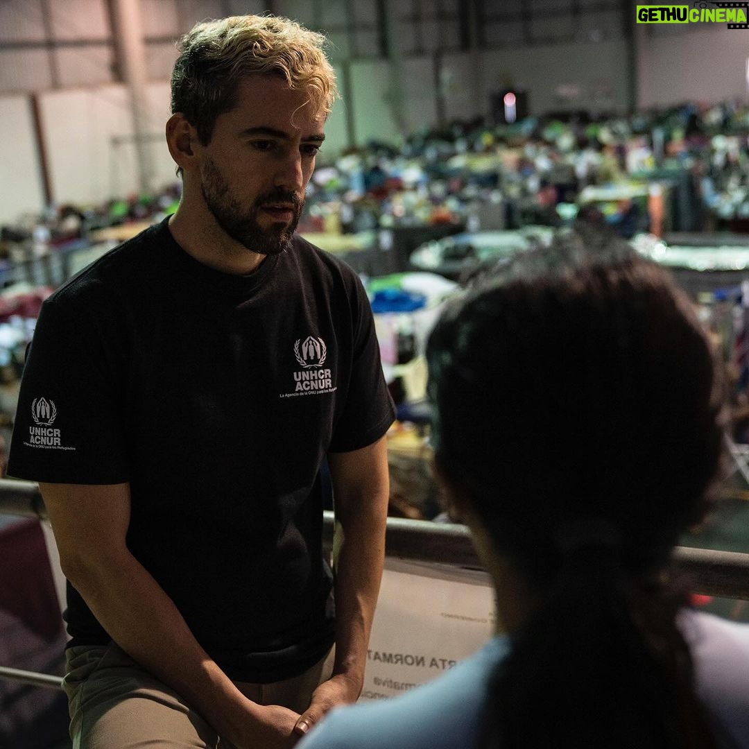 Luis Gerardo Méndez Instagram - Las personas refugiadas dejan su hogar huyendo de la guerra, la violencia y la persecución. Ellas recorren un largo camino para llegar a un lugar seguro, y una vez que lo encuentran, pueden volver a soñar. Luis Gerardo Méndez es embajador de buena voluntad en ACNUR, la Agencia de la #ONU para los Refugiados @acnurmx y en exclusiva, nos cuenta las historias conmovedoras de personas refugiadas que conoció en #Tijuana que han hecho de México su nuevo hogar. Si quieres conocer estas historias te invitamos a que leas la nota completa en nuestro sitio. 📸: @toyasjordan #EsquireMx