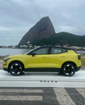 Luis Gerardo Méndez Instagram - Desde Río de Janeiro para celebrar con mis amigos de @volvocarmexico.
La sostenibilidad y electrificación más cerca de todes.
El nuevo #EX30 es el SUV 100% eléctrico con la menor huella de carbono de cualquier vehículo Volvo.
Es urgente participar activamente en el cambio de era de la combustión interna al motor eléctrico.
Obrigado Rio! 

Full look / @zegnaofficial