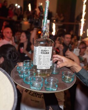 Luis Gerardo Méndez Instagram - Otro Grito del Tigre. Un año más de amigues y mezcal. 
Gracias a todas las personas que hacen posible nuestro @mezcalojodetigre. Y a los DJs de ayer que nos hicieron gastar suela.
Salud! 👁️ 🐅