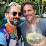 Luis Gerardo Méndez Instagram – Los patines, los amigos. 
El trabajo. El eterno prepararse. 
El cine y el mar.
Mi segunda casa.
Carta de amor a LA. Los Angeles