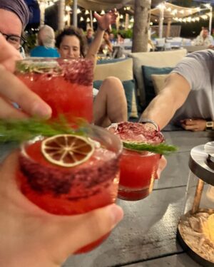 Luis Gerardo Méndez Instagram - Voy a regalar dos noches en la Tiger Suite del resort Andaz Mayakoba. 
Esta increíble suite combina el lujo tropical con el sabor intenso del @mezcalojodetigre.
Podrías pasar dos noches allí, viviendo como una celebridad, bebiendo mezcal, nadando en tu piscina privada, y sintiéndote como el rey, reina o reine de la Riviera Maya.
Todo lo que tienes que hacer para ganar es darle like a este post, etiquetar a las 5 personas con las que te gustaría venir a vivir esta experiencia comentando en este post por qué te gustaría venir, seguir a @mezcalojodetigre y @andazmayakoba.mx en Instagram y listo. Quizás tu razón sea tan buena que incluso me haga llorar, o reír. ¡Quién sabe, lo decidiré al azar!
Así que, ¿qué esperas? Participa y comienza a soñar con esas dos noches en la Tiger Suite. Porque a veces, los sueños y los mezcales pueden volverse realidad. ¡Suerte!

(Incluye dos noches en la Suite Presidencial de Andaz Mayakoba. 
No incluye vuelos ni alimentos y bebidas.)

Anunciaremos al ganador el viernes 7 de julio a las 12pm.
Sujeto a disponibilidad.