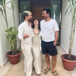 Luis Gerardo Méndez Instagram - Voy a regalar dos noches en la Tiger Suite del resort Andaz Mayakoba. Esta increíble suite combina el lujo tropical con el sabor intenso del @mezcalojodetigre. Podrías pasar dos noches allí, viviendo como una celebridad, bebiendo mezcal, nadando en tu piscina privada, y sintiéndote como el rey, reina o reine de la Riviera Maya. Todo lo que tienes que hacer para ganar es darle like a este post, etiquetar a las 5 personas con las que te gustaría venir a vivir esta experiencia comentando en este post por qué te gustaría venir, seguir a @mezcalojodetigre y @andazmayakoba.mx en Instagram y listo. Quizás tu razón sea tan buena que incluso me haga llorar, o reír. ¡Quién sabe, lo decidiré al azar! Así que, ¿qué esperas? Participa y comienza a soñar con esas dos noches en la Tiger Suite. Porque a veces, los sueños y los mezcales pueden volverse realidad. ¡Suerte! (Incluye dos noches en la Suite Presidencial de Andaz Mayakoba. No incluye vuelos ni alimentos y bebidas.) Anunciaremos al ganador el viernes 7 de julio a las 12pm. Sujeto a disponibilidad.