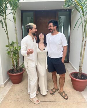Luis Gerardo Méndez Instagram - Voy a regalar dos noches en la Tiger Suite del resort Andaz Mayakoba. 
Esta increíble suite combina el lujo tropical con el sabor intenso del @mezcalojodetigre.
Podrías pasar dos noches allí, viviendo como una celebridad, bebiendo mezcal, nadando en tu piscina privada, y sintiéndote como el rey, reina o reine de la Riviera Maya.
Todo lo que tienes que hacer para ganar es darle like a este post, etiquetar a las 5 personas con las que te gustaría venir a vivir esta experiencia comentando en este post por qué te gustaría venir, seguir a @mezcalojodetigre y @andazmayakoba.mx en Instagram y listo. Quizás tu razón sea tan buena que incluso me haga llorar, o reír. ¡Quién sabe, lo decidiré al azar!
Así que, ¿qué esperas? Participa y comienza a soñar con esas dos noches en la Tiger Suite. Porque a veces, los sueños y los mezcales pueden volverse realidad. ¡Suerte!

(Incluye dos noches en la Suite Presidencial de Andaz Mayakoba. 
No incluye vuelos ni alimentos y bebidas.)

Anunciaremos al ganador el viernes 7 de julio a las 12pm.
Sujeto a disponibilidad.